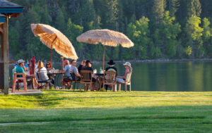 A group of people eating outside at one of the top Sandpoint restaurants.