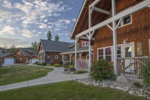 The exterior view of vacation rentals at Dover Bay Resort to stay at on an Idaho spring break vacation.